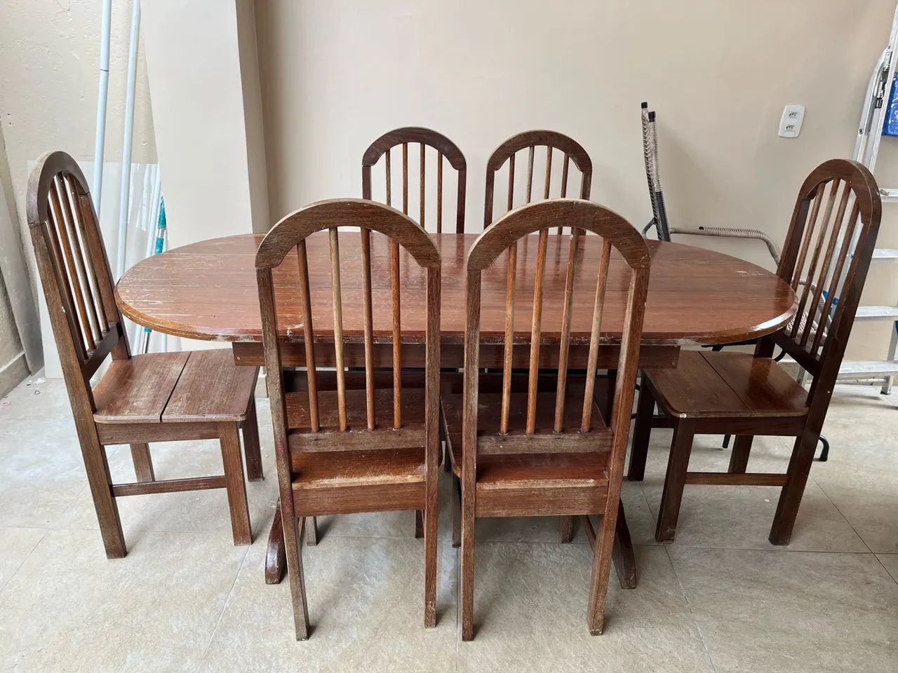 Mesa de Madeira com 6 Cadeiras
