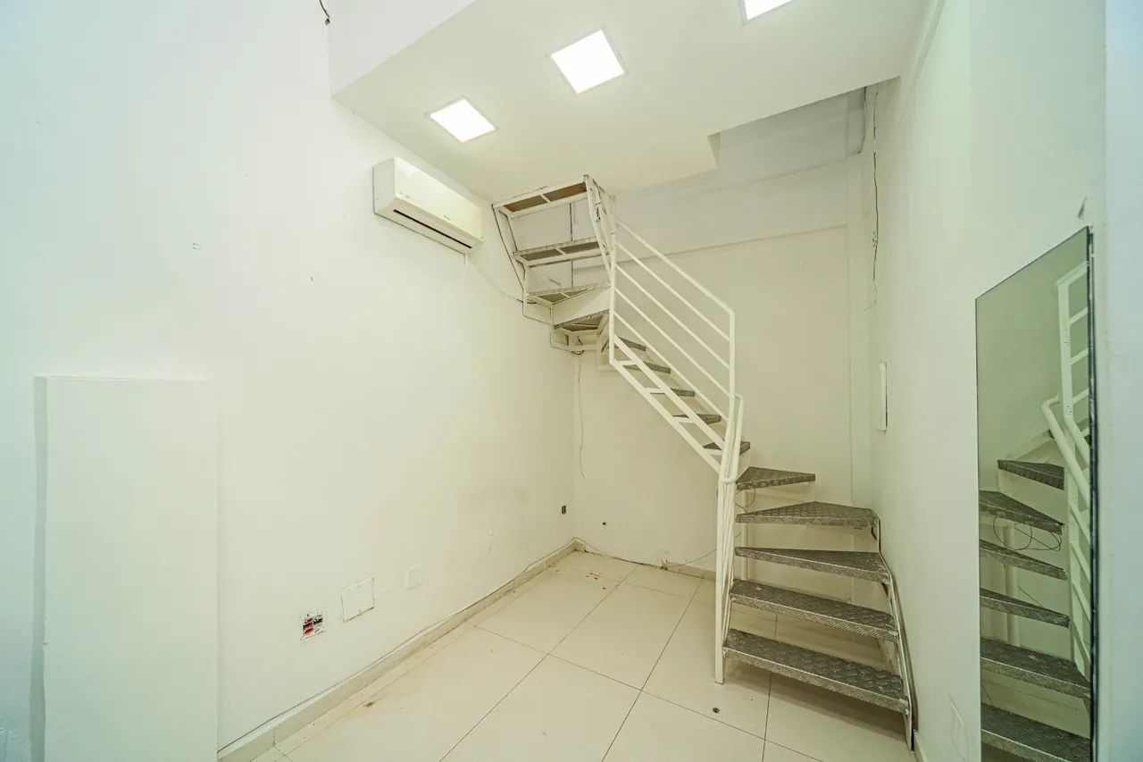 Ponto comercial com sobreloja e banheiro para venda