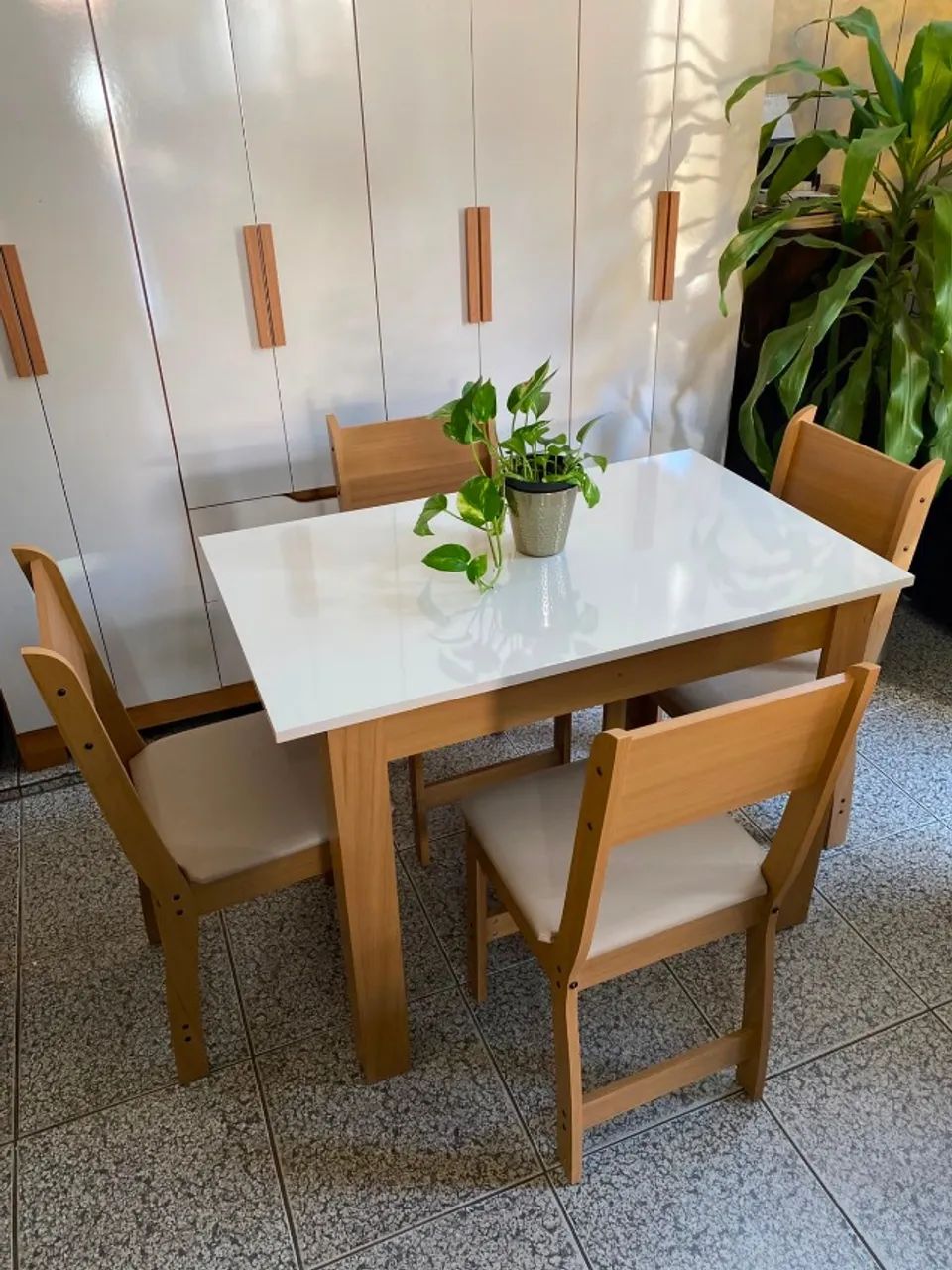 Jogo de Mesa com 4 Cadeiras Estofadas Nova - Foto 2