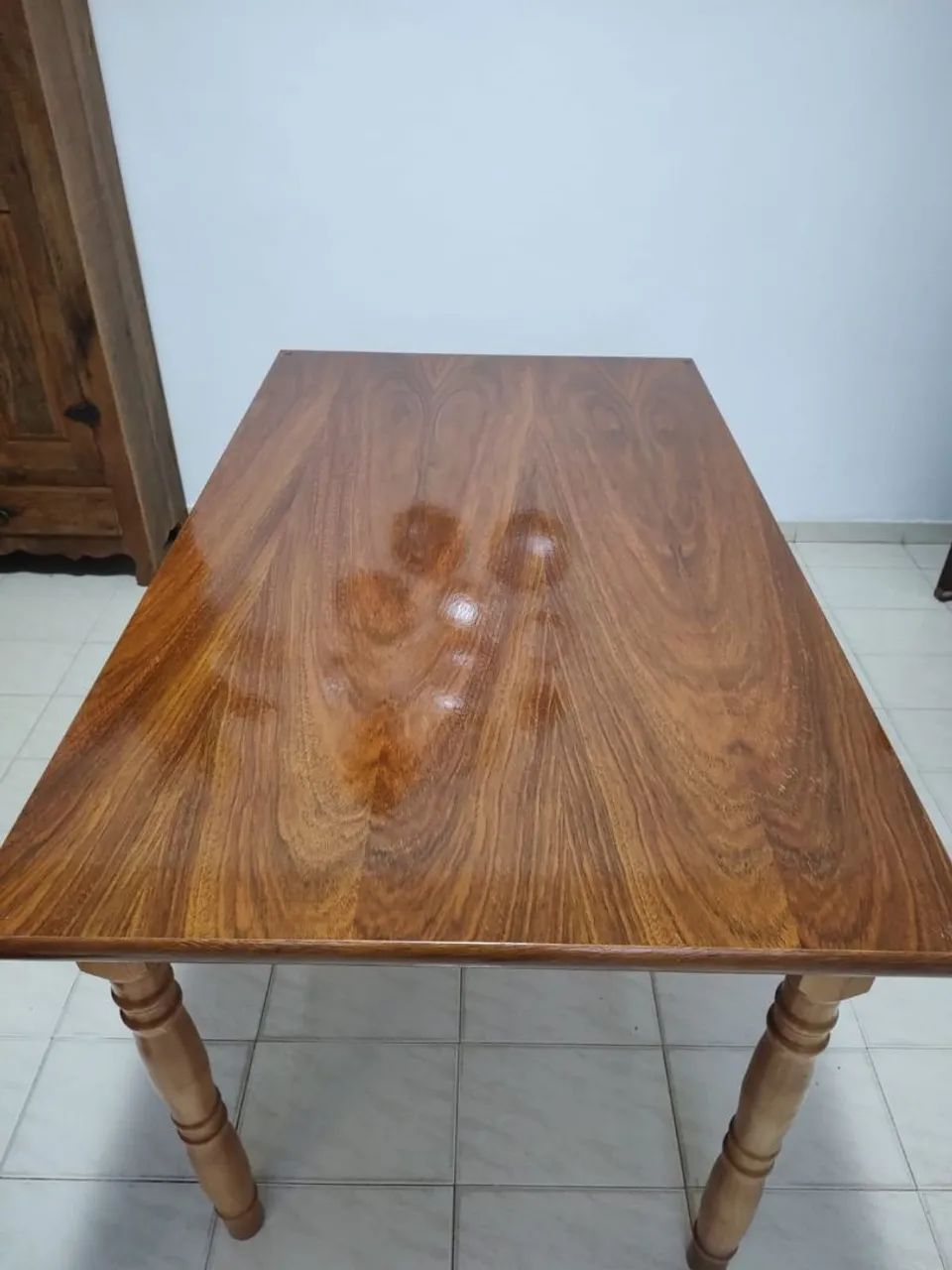 Jogo de mesa com 6 cadeiras de madeira maciça - Foto 2