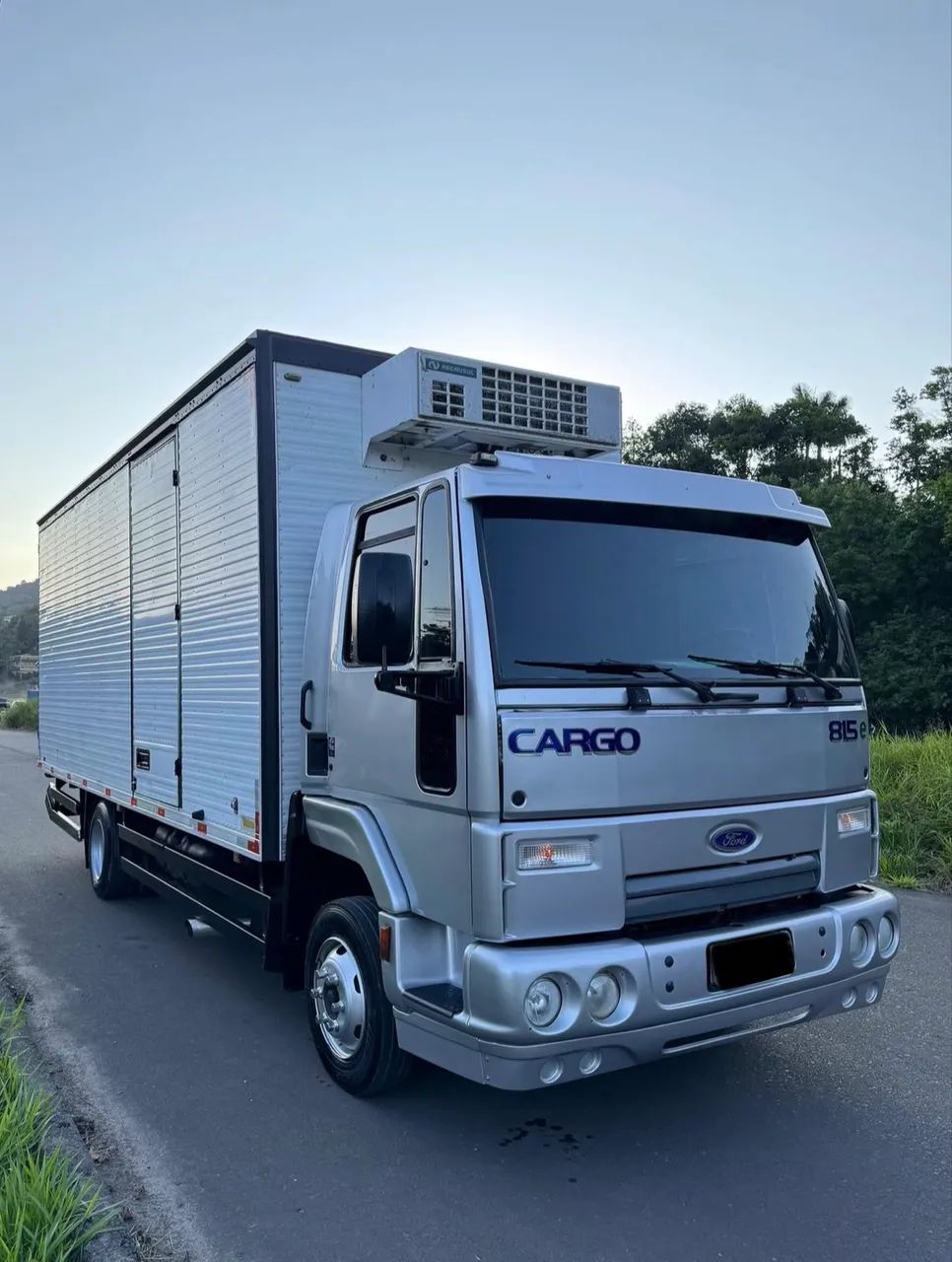 Ford Cargo 815 e Baú Refrigerado  