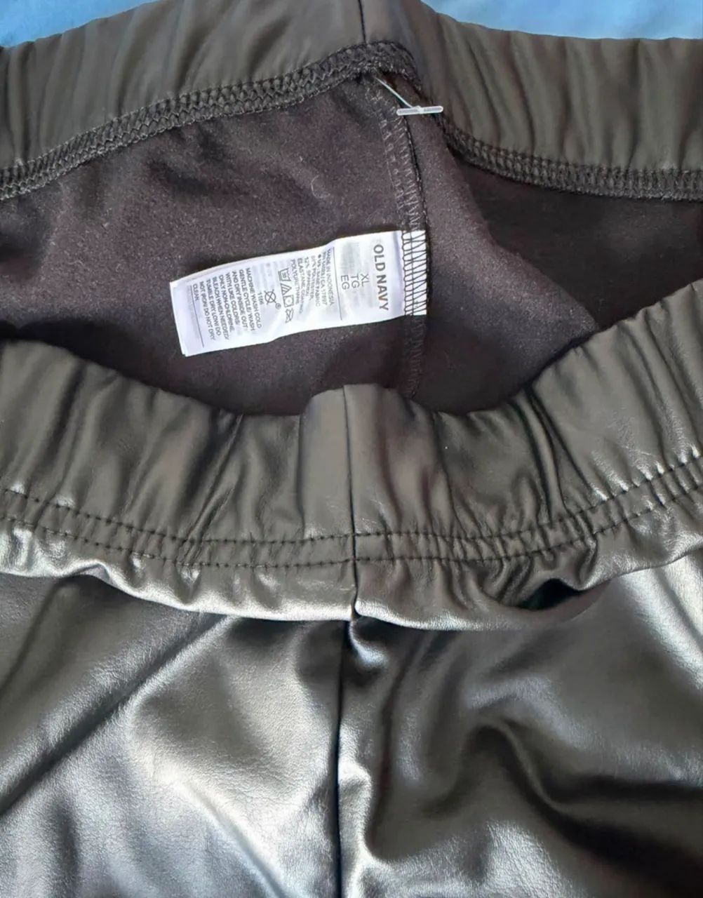Calça em vinil OLD NAVY tam XG  - Foto 3