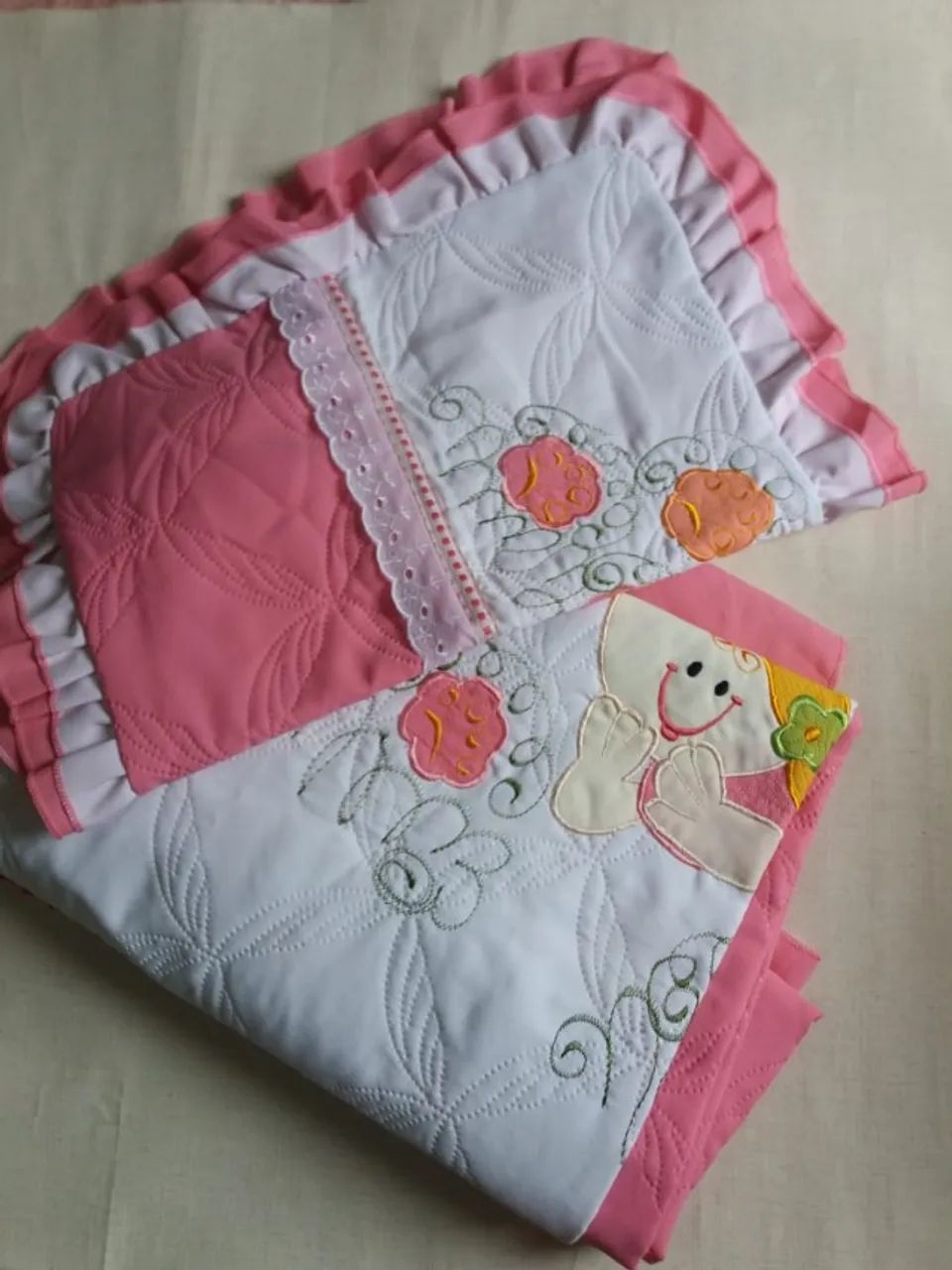 COLCHA INFANTIL E PORTA-TRAVESSEIRO ACOLCHOADA COM BORDADO APLICADO E COM BABADO - SEMINOV - Foto 5
