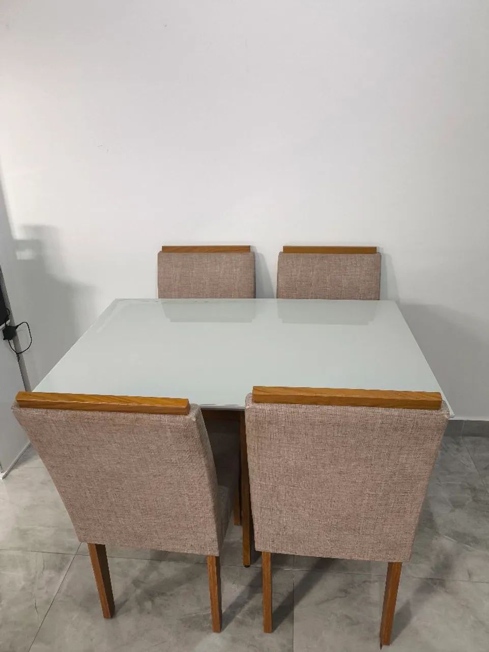 Mesa com 4 cadeiras 120*80cm com tampo de vidro branco - Foto 3