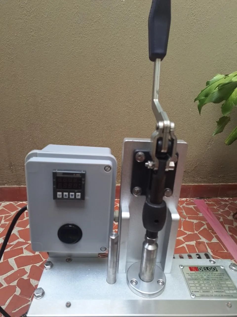 Máquina Seladora de Cápsulas e Cálices Delgo