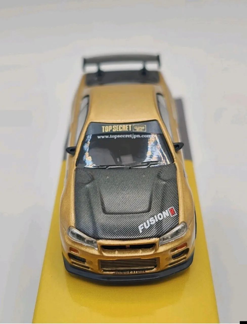 Mini GT Nissan Skyline GT-R (R34) Top Secret Gold Exclusivo do
