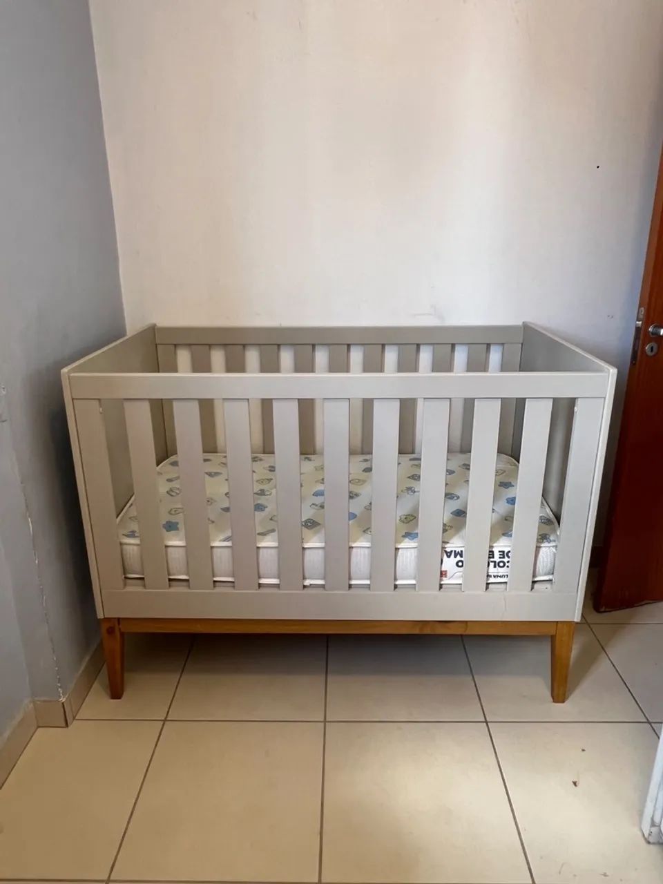 Berço de Bebê Moderno Cinza e Madeira + Colchão de brinde