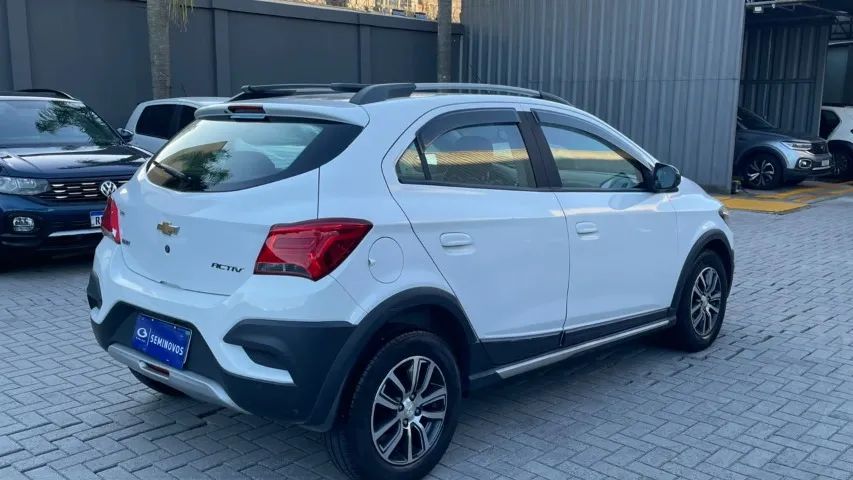 Chevrolet Onix Activ 1.4 8V Flex Mec. 4P 2018 - Foto 5