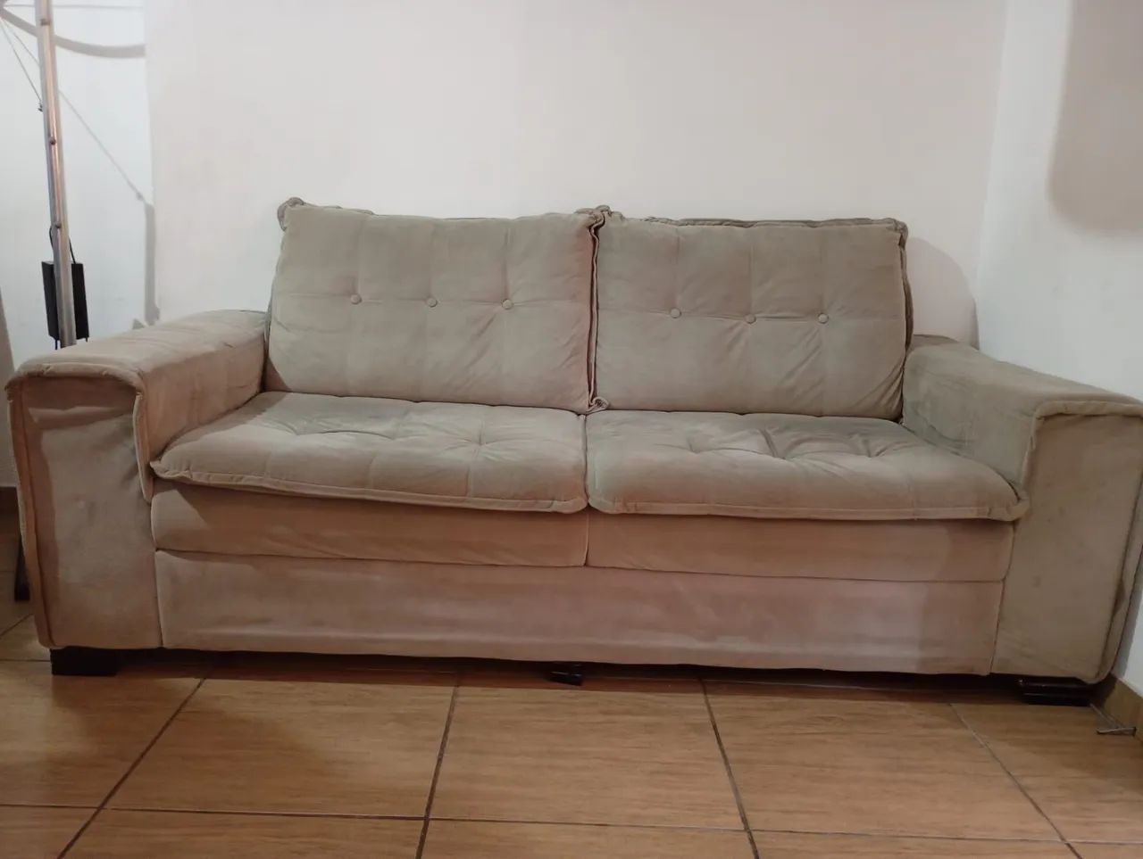 Vendo sofá seminovo, 3 lugares. Aceito oferta.