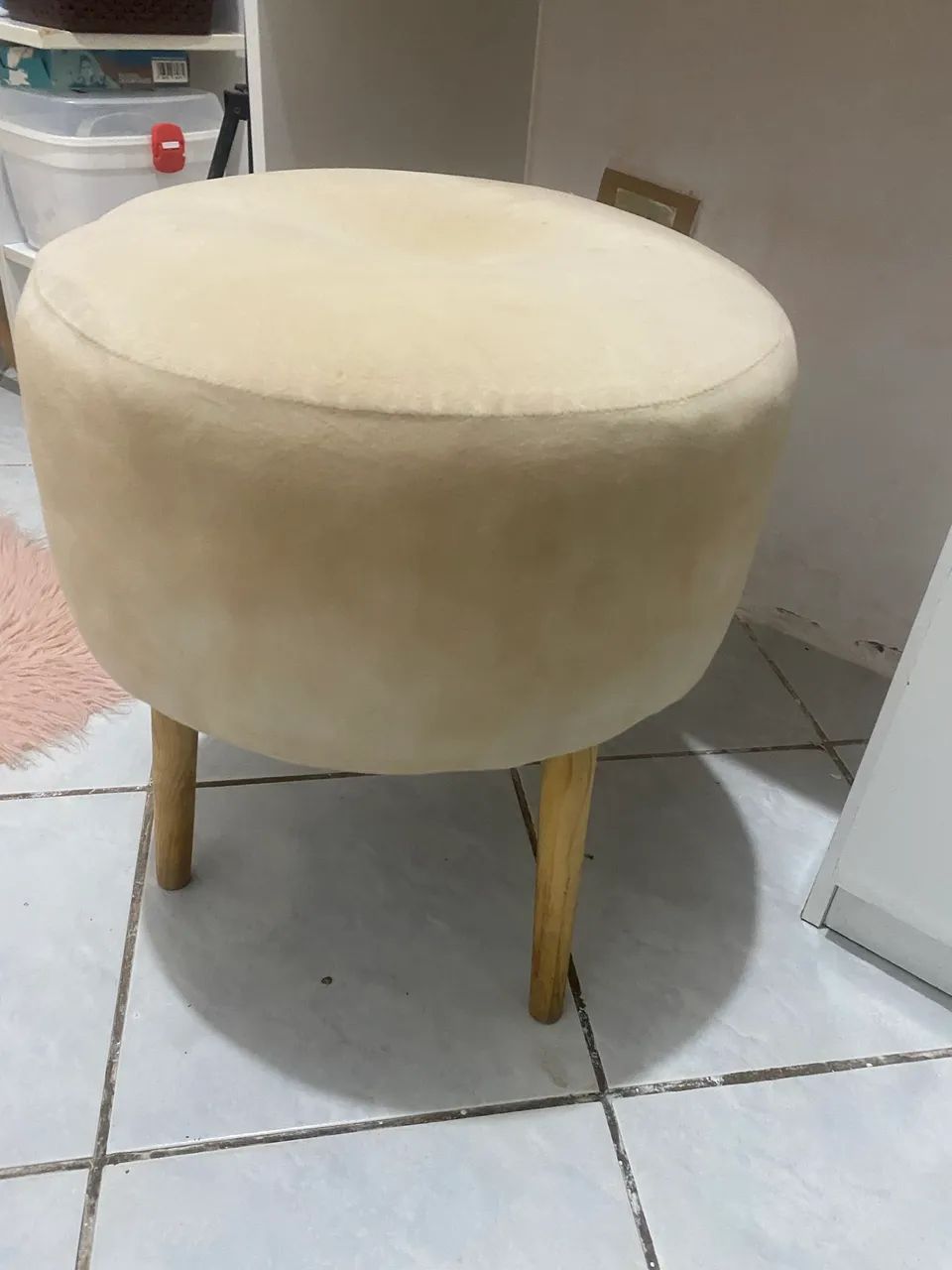 Pufe redondo bege com pés de madeira 65580474315009122