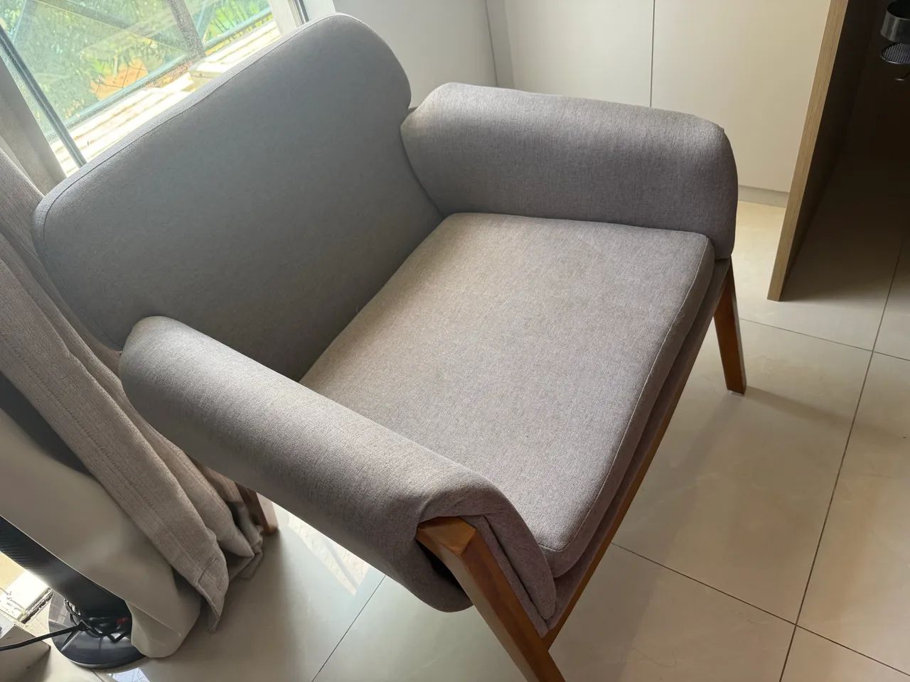 Poltrona cinza com tecido de linho cinza pouco usada  - Foto 2