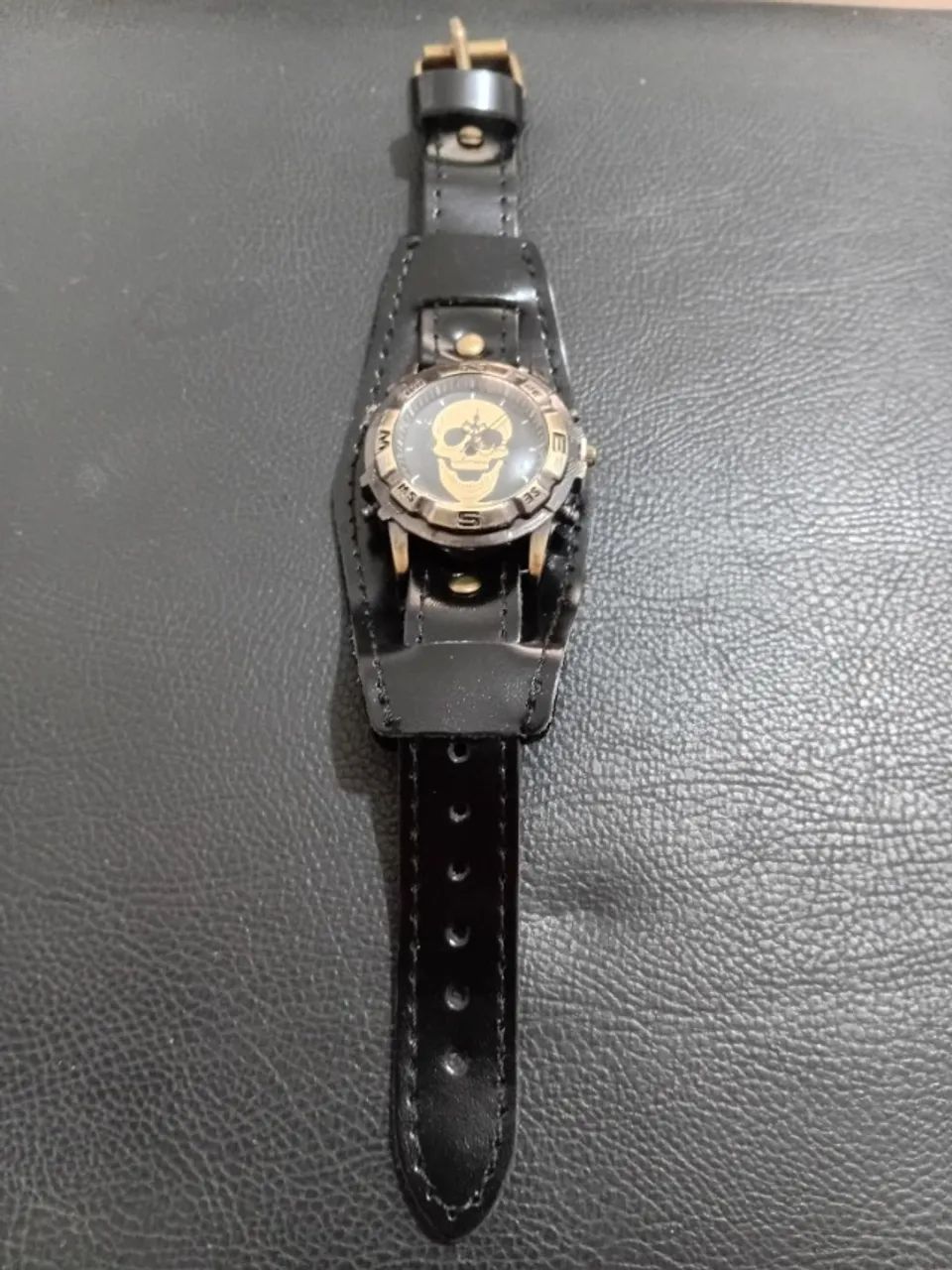 Relógio Caveira com pulseira de couro sintético - Foto 4