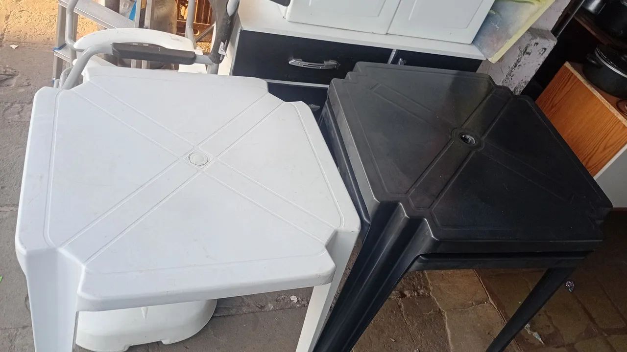 3 mesas de plástico R$60,00 cada uma