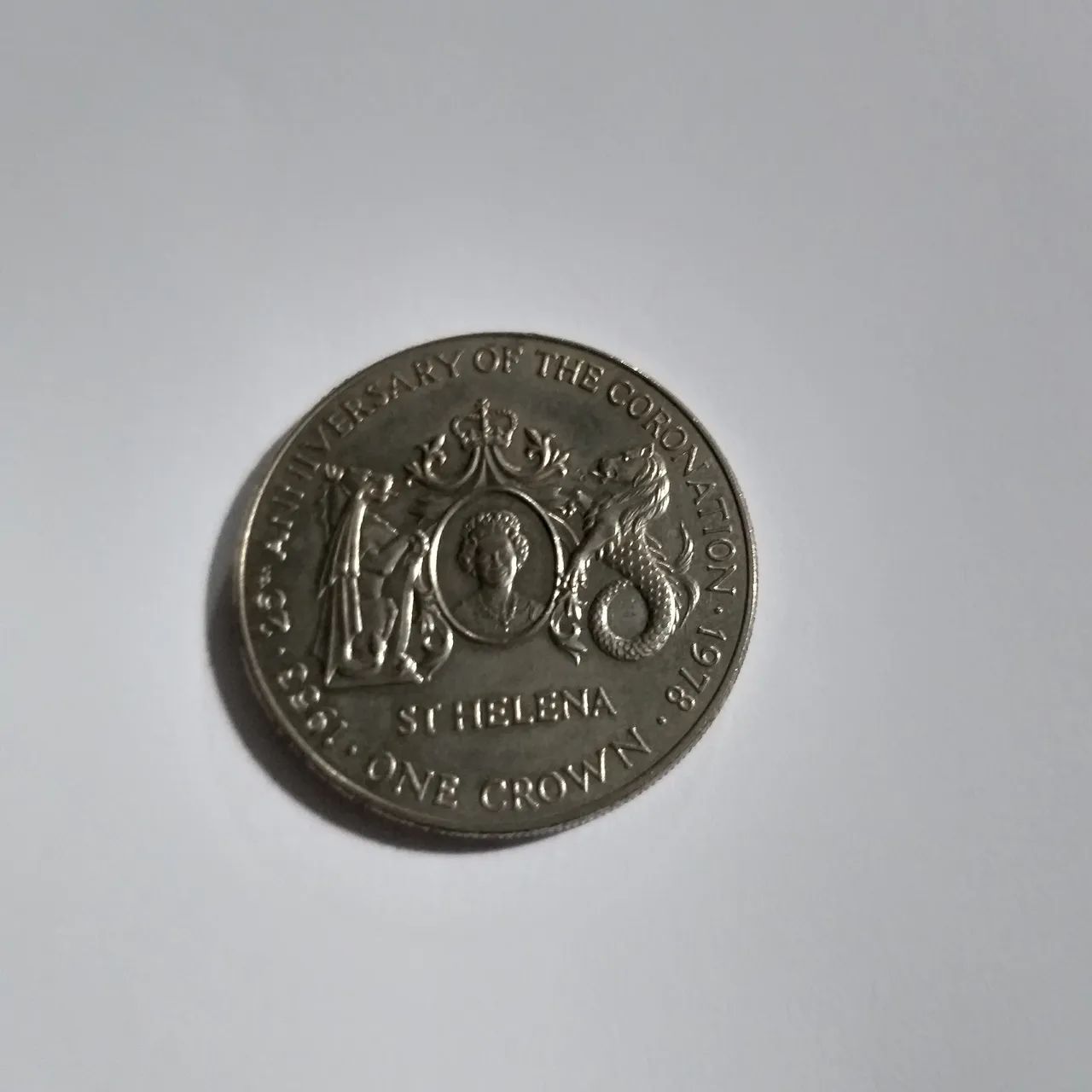 MOEDA DE 1 CROWN (COROA), COMEMORATIVA DO JUBILEU DE PRATA DA RAINHA ELIZABETH II.   - Foto 4