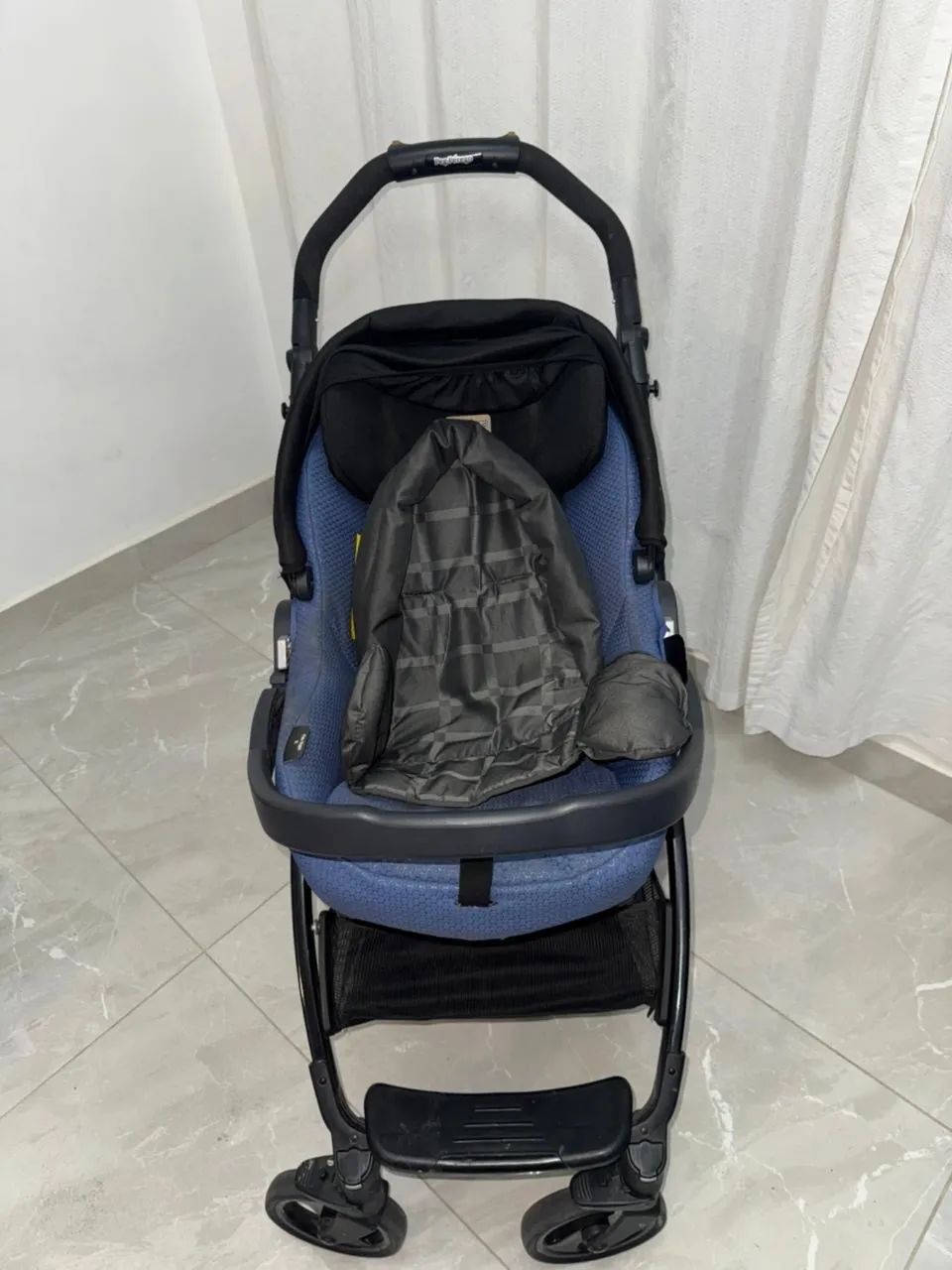 Carrinho de bebê com bebê conforto 
