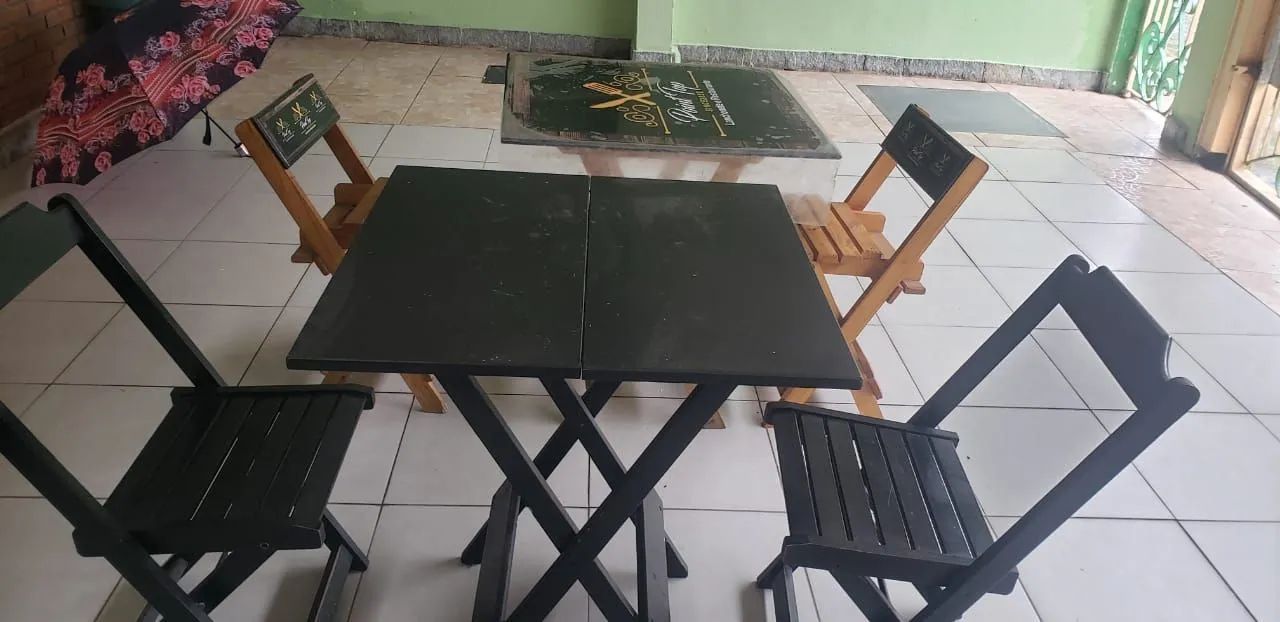 2 mesas e 4 cadeiras dobráveis de madeira em perfeito estado