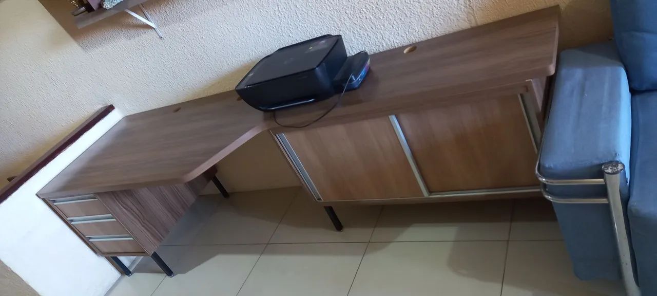 Mesa de escritório com gaveteiro e estante - Foto 3
