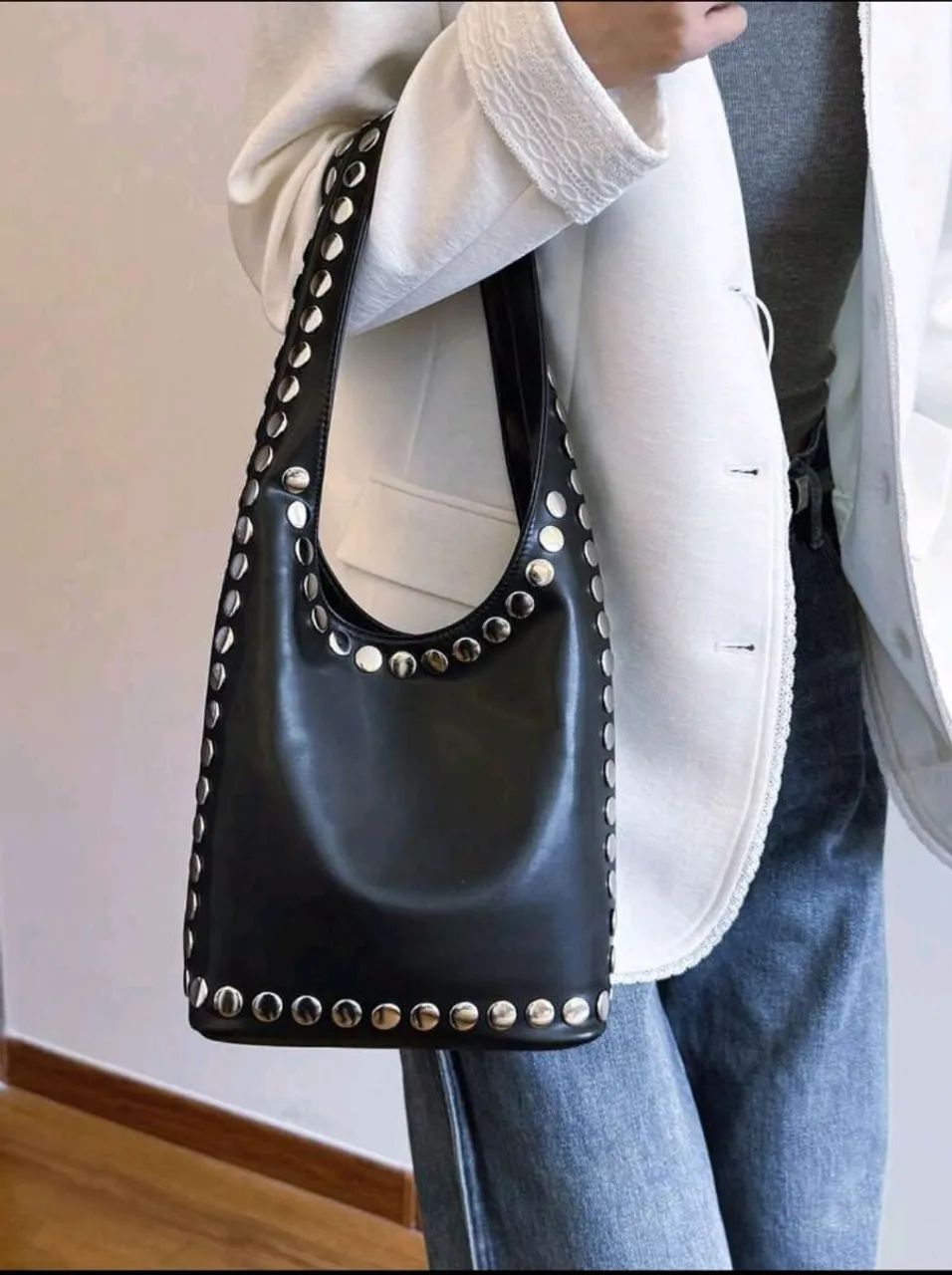 Bolsa Balde Feminina Com Rebites Estilo Punk Ombro Preta - Foto 2
