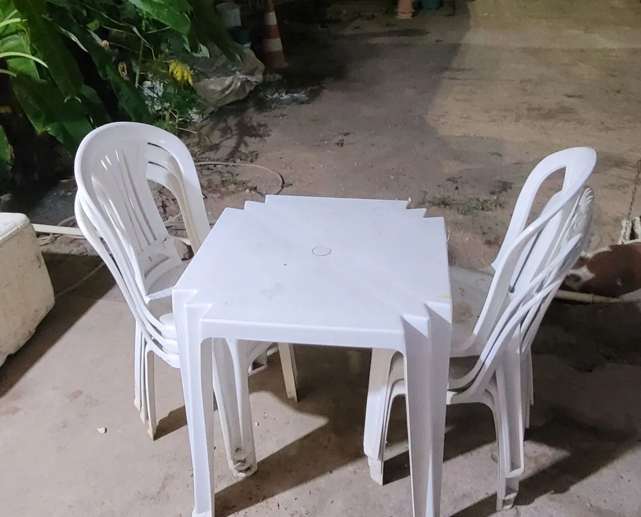 Vendo 1 mesa e 6 cadeiras de plástico  - Foto 3