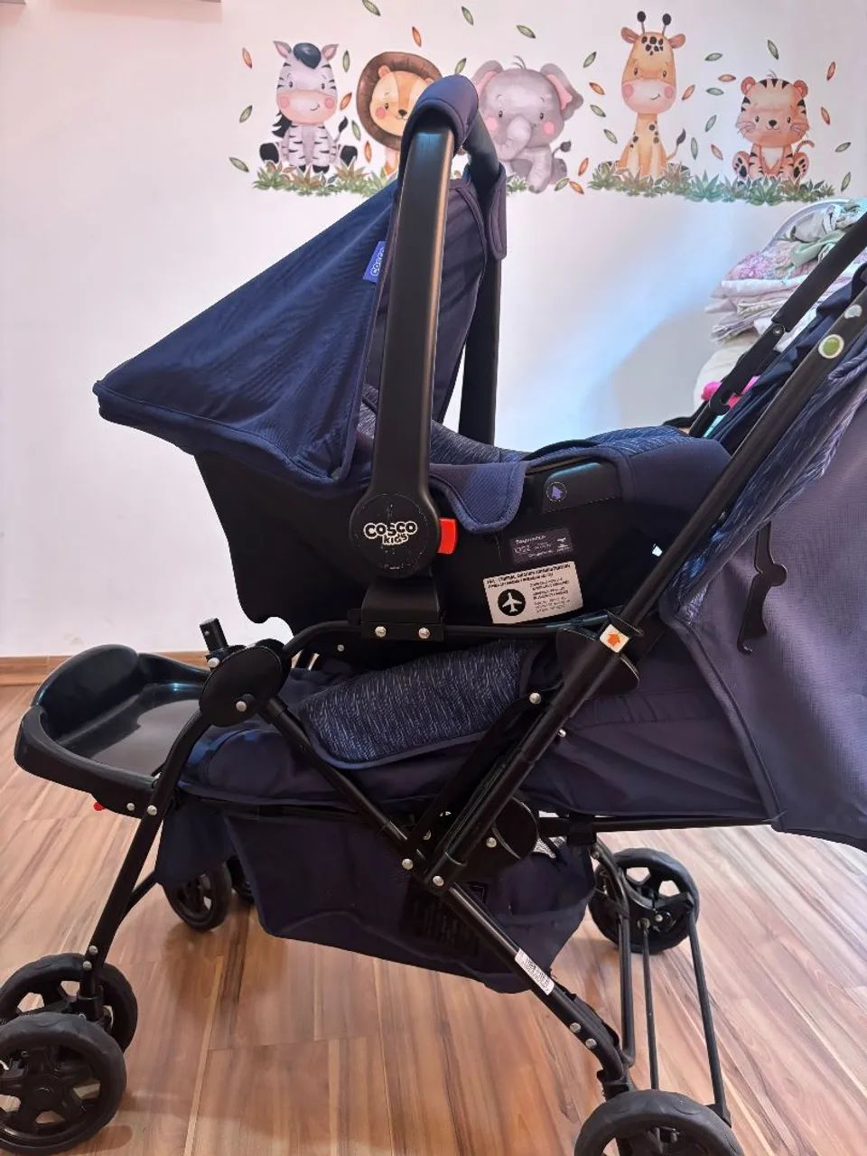 Carrinho de bebê com Bebê conforto - Cosco Kids