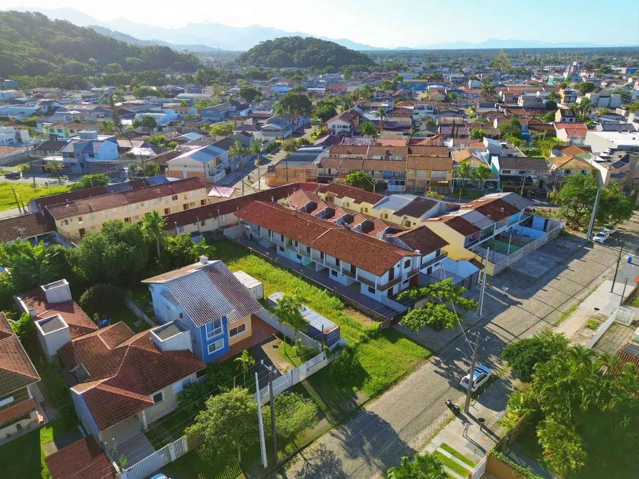 Sobrado próximo ao centro de Matinhos com 04 quartos! - Foto 4