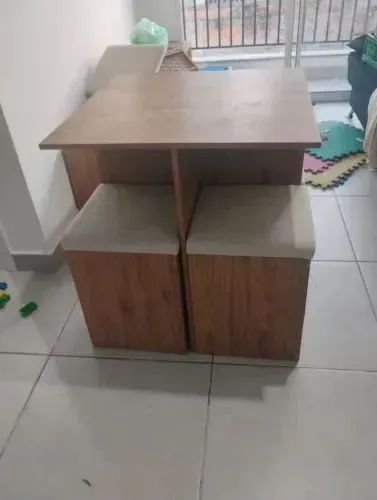 Mesa com 04 bancos baú