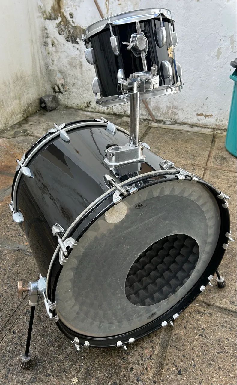 Vendo bumbo e tom de bateria. 