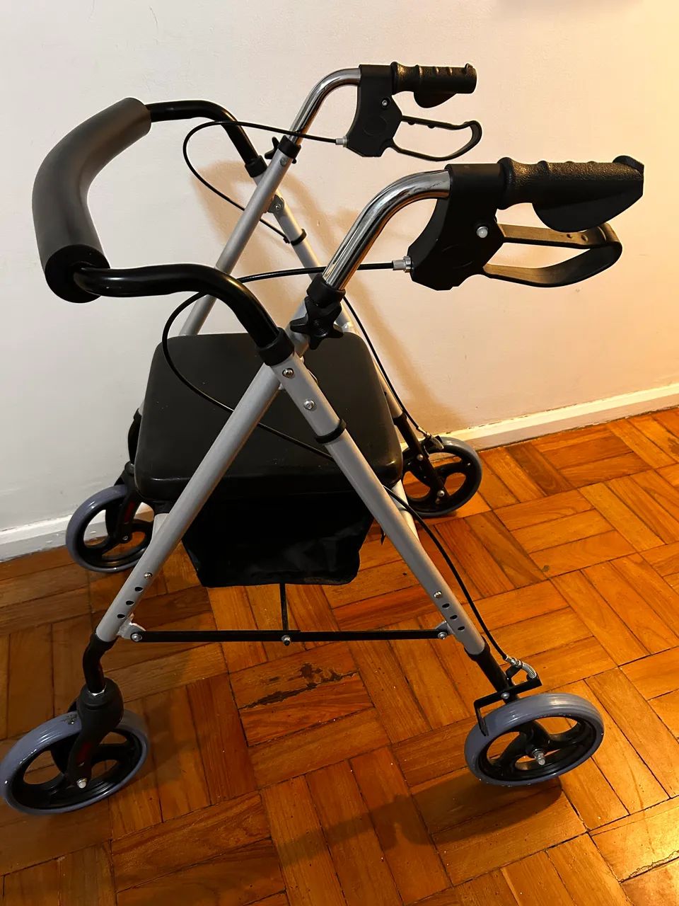 Andador com assento e rodas  - Foto 3