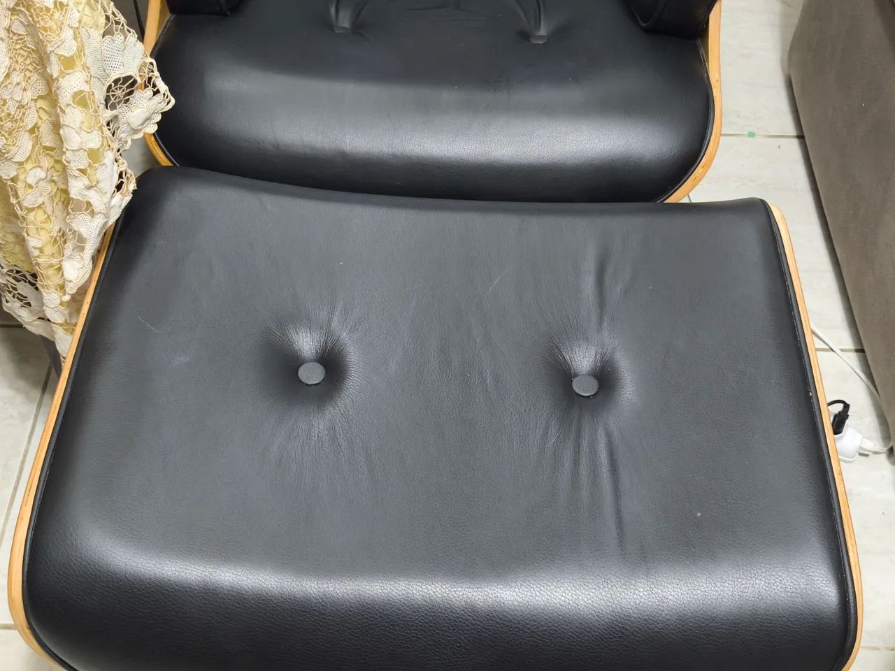 Vendo 1 Poltrona Couro Preto Legítimo Acolchoada  - Foto 2