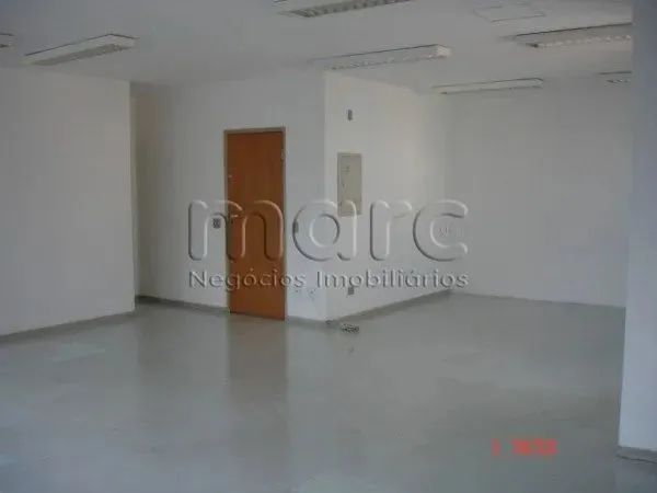 Conjunto comercial com 88m² no Paraíso, piso de paviflex, sendo 2 por andar com 2 banheiro