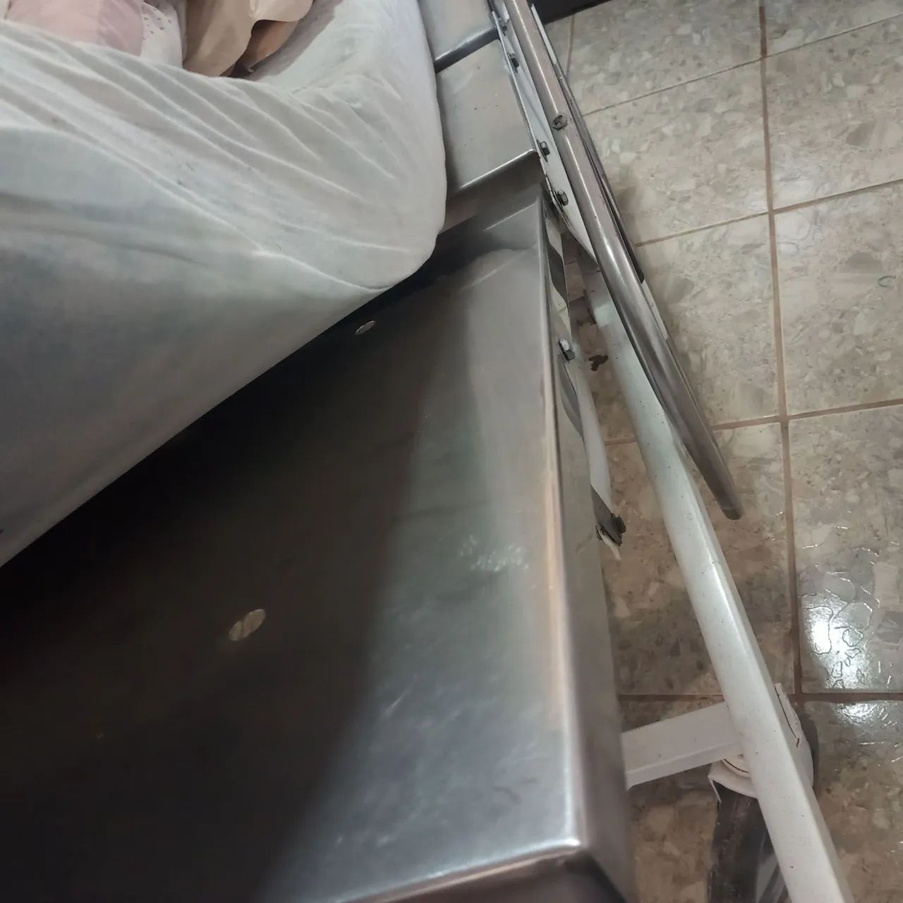 Cama hospitalar com rodas e base de Inox - Foto 2
