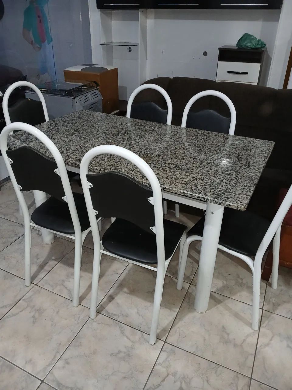 Mesa de mármore com 6 cadeiras 