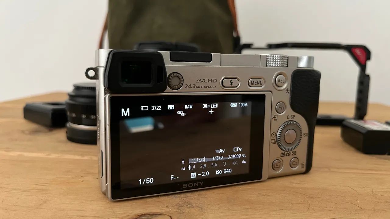 Sony Alpha A6000 com lentes e acessórios  - Foto 2