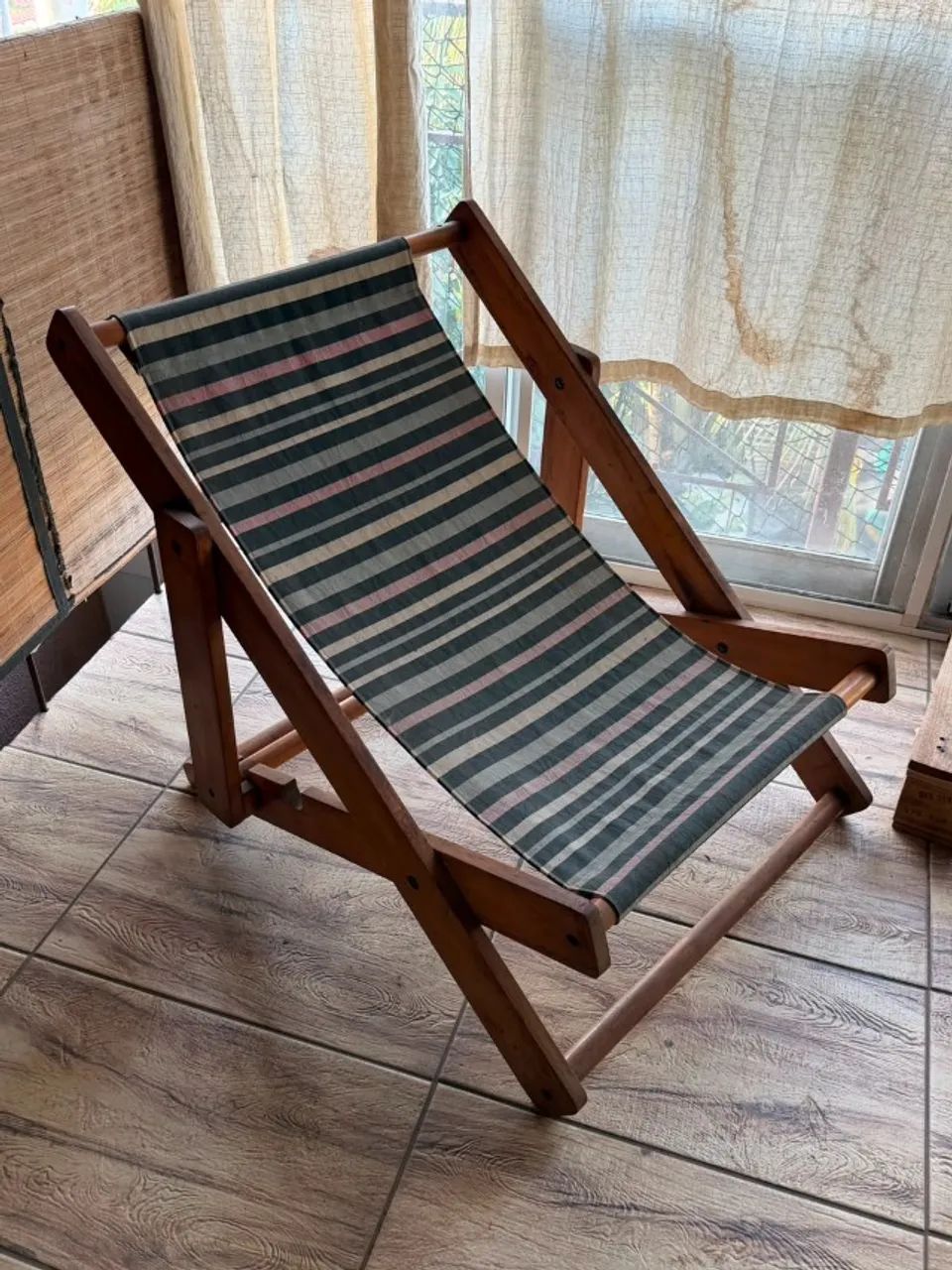 Cadeira com assento de tecido em madeira