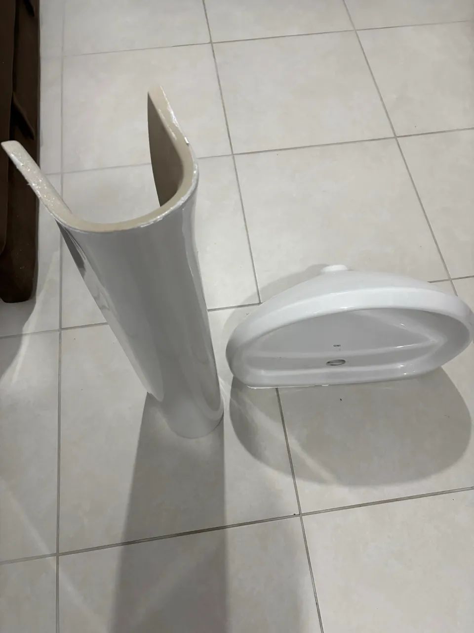Pia de banheiro com coluna