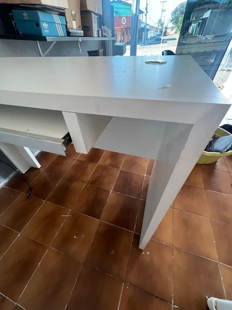 Mesa de escritório e computador  - Foto 4