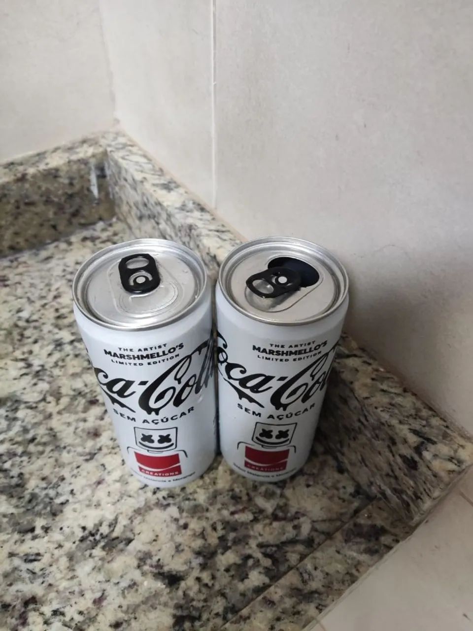 Coca Cola Marshmello - Edição Limitada - 1 fechada e 1 aberta - Foto 2