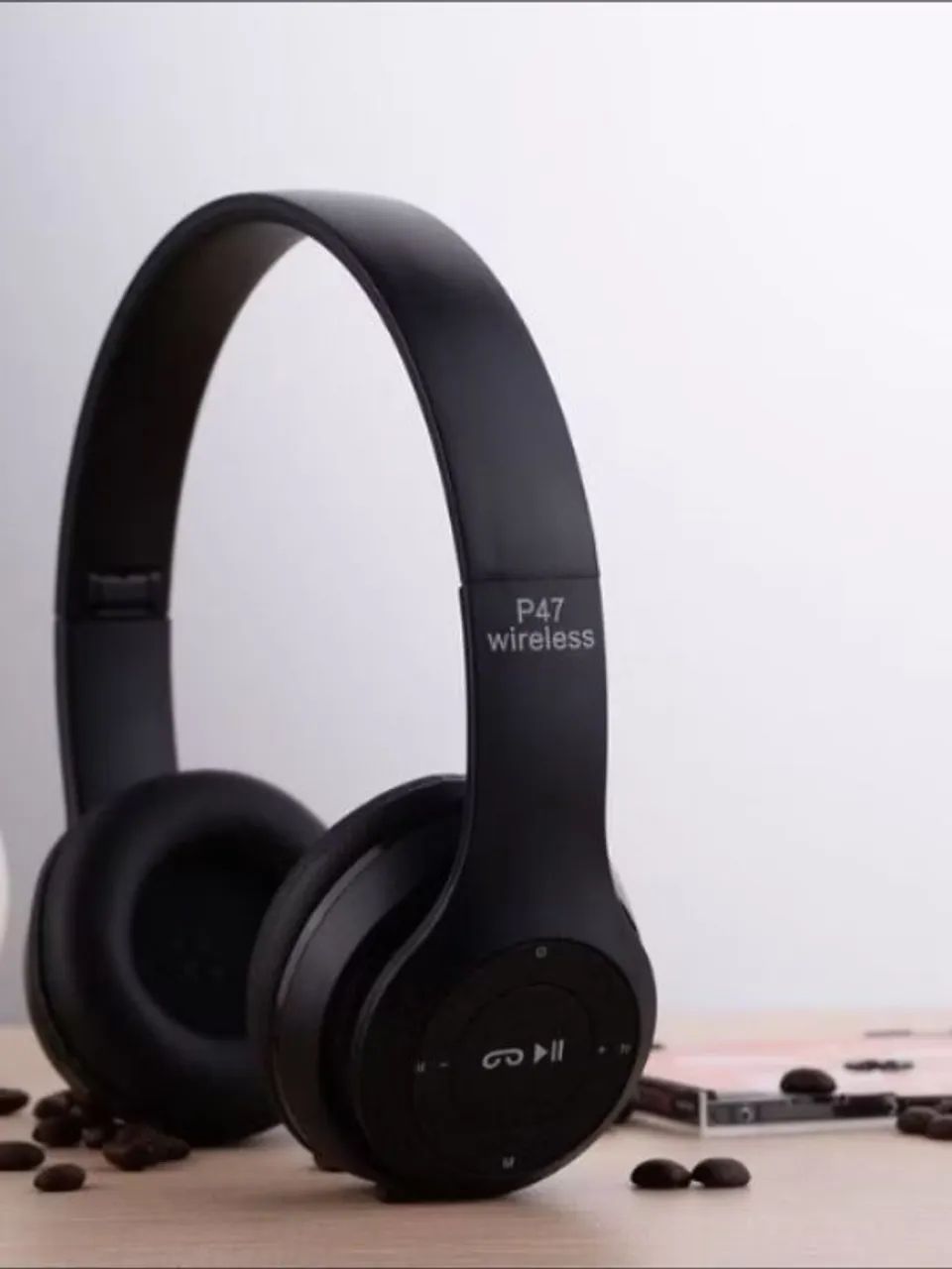 Headfone na cor preto.