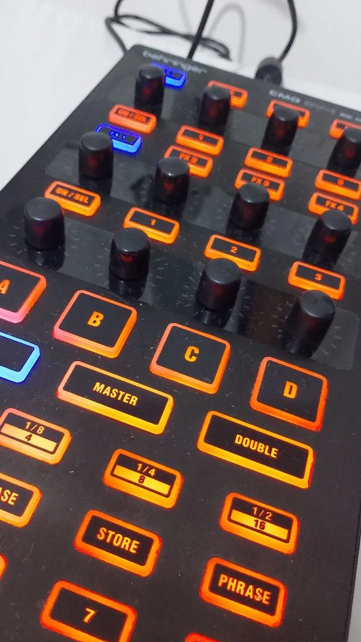 Behringer CMD-DV1 Controladora MIDI em Perfeito Estado - R$ 180,00 no PIX - Foto 2