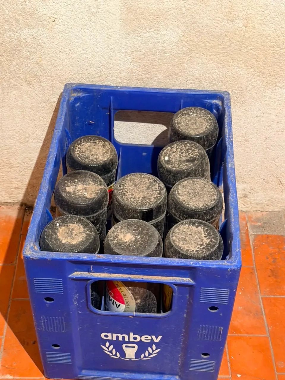Engradado com casco de cerveja 