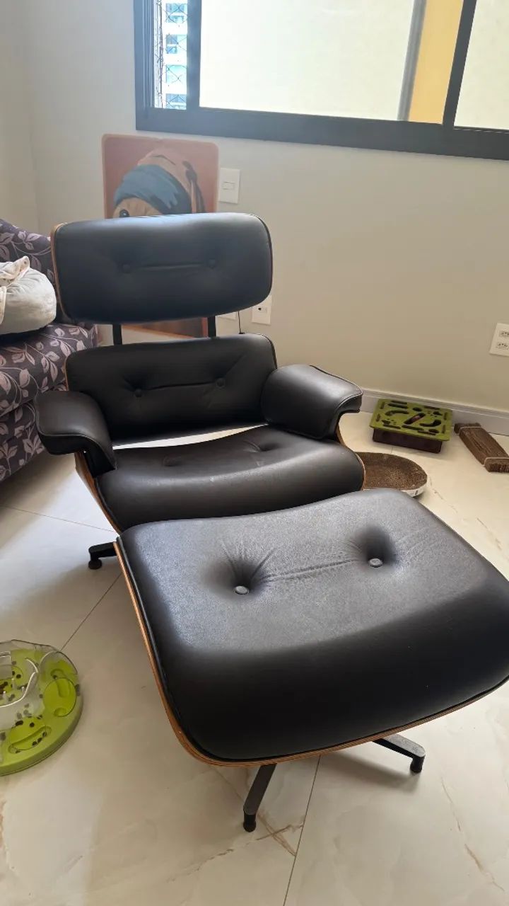 Poltrona Charles Eames com puff e base de alumínio 