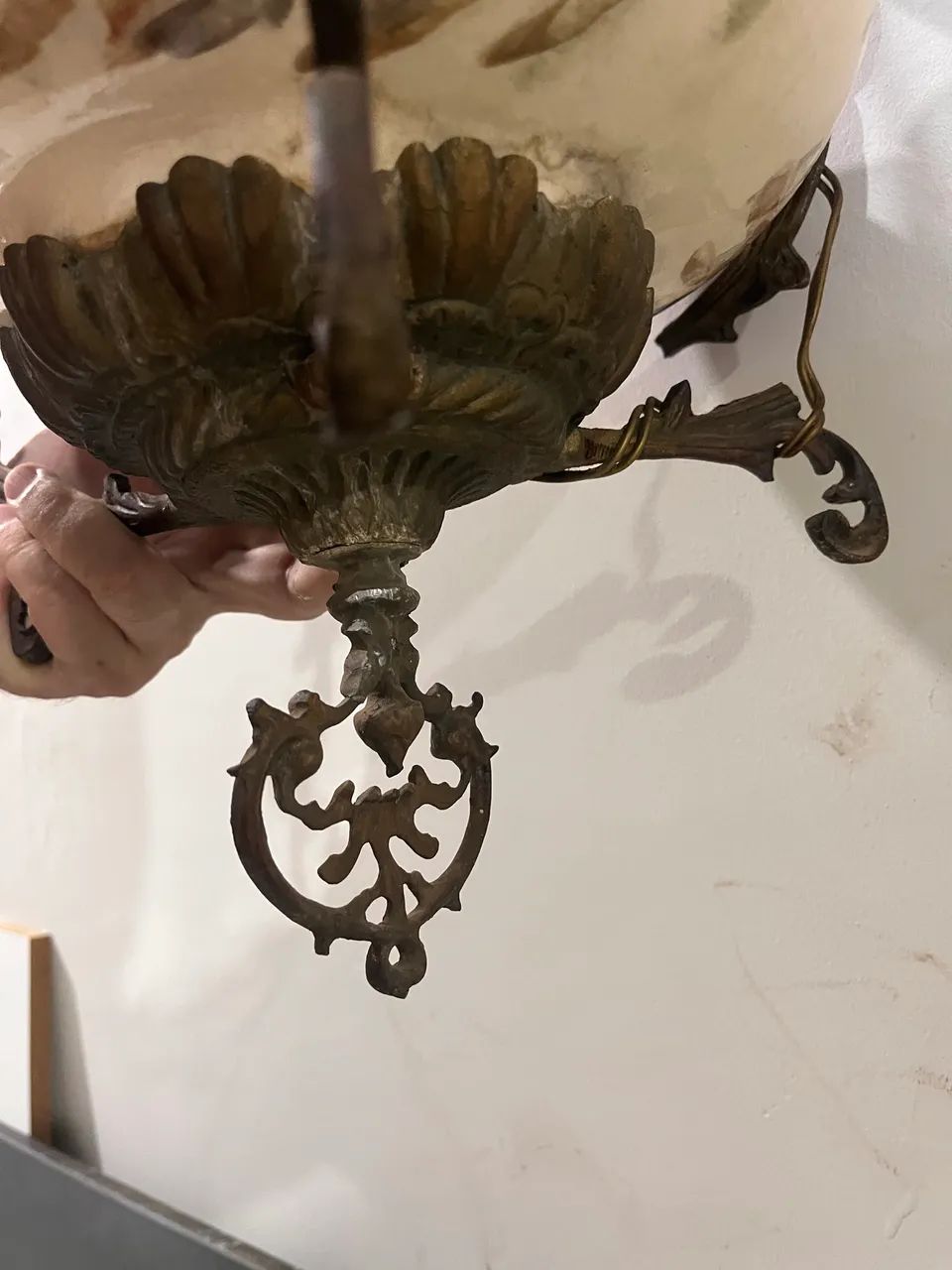 Antigo lustre para choca com cúpula em opalina pintada a mão. - Foto 3