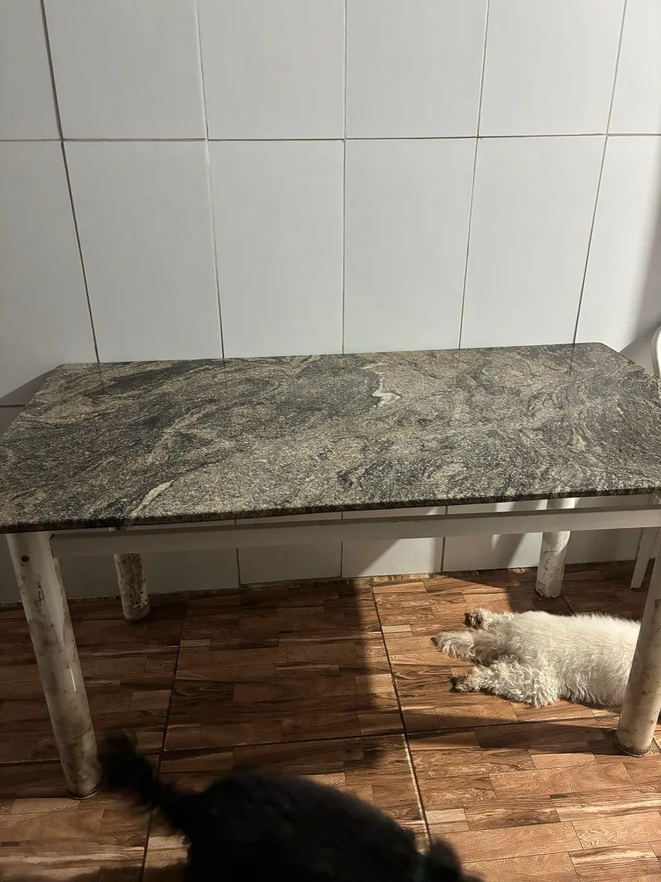 Uma mesa de mármore sem cadeiras  - Foto 3