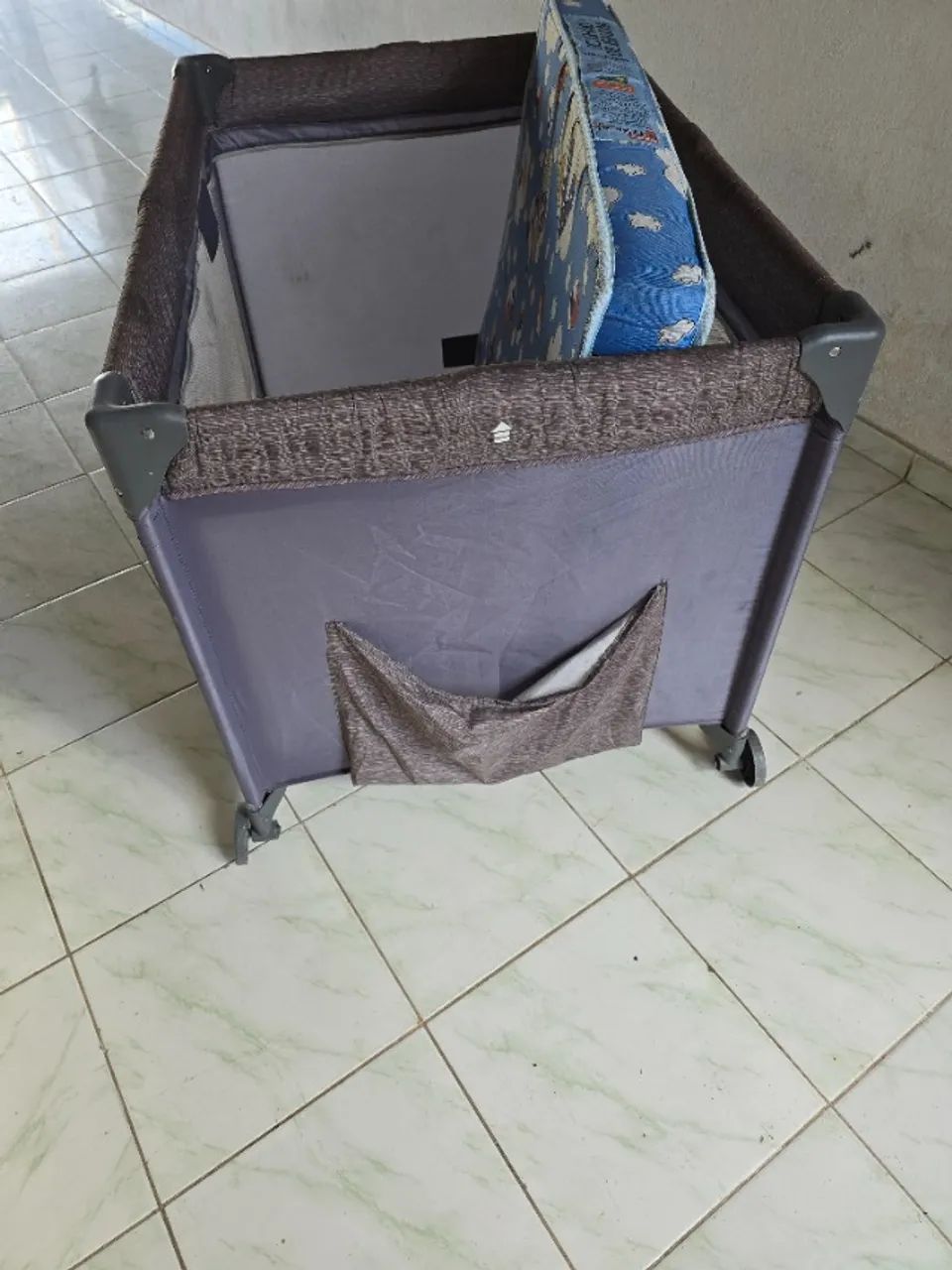 Vendo berço cercado, com mosquiteiro e colchão - Foto 2