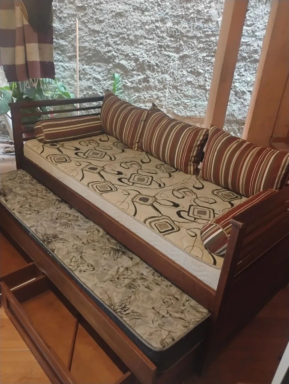 Vendo bicama com 2 colchões 2 gavetas em madeira , Cel *