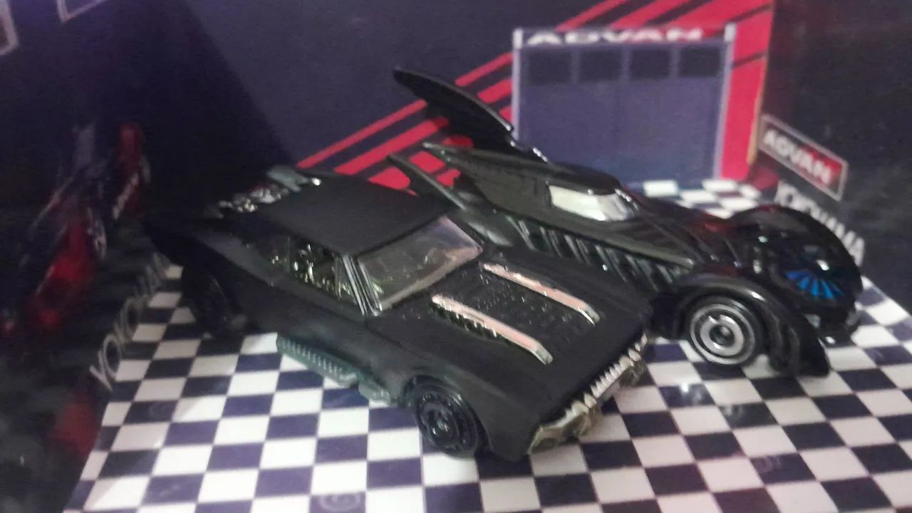 Kit 2 Hotwheels Batmóvel 