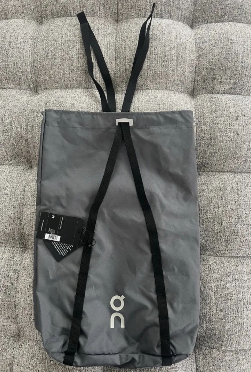 Mochila On Cloud Ambassadors Pack (Cinza e Preta) com Alças Multifuncionais