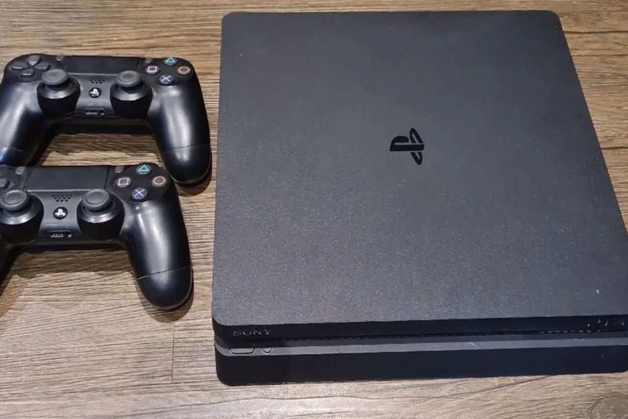 PS4 com dois controles