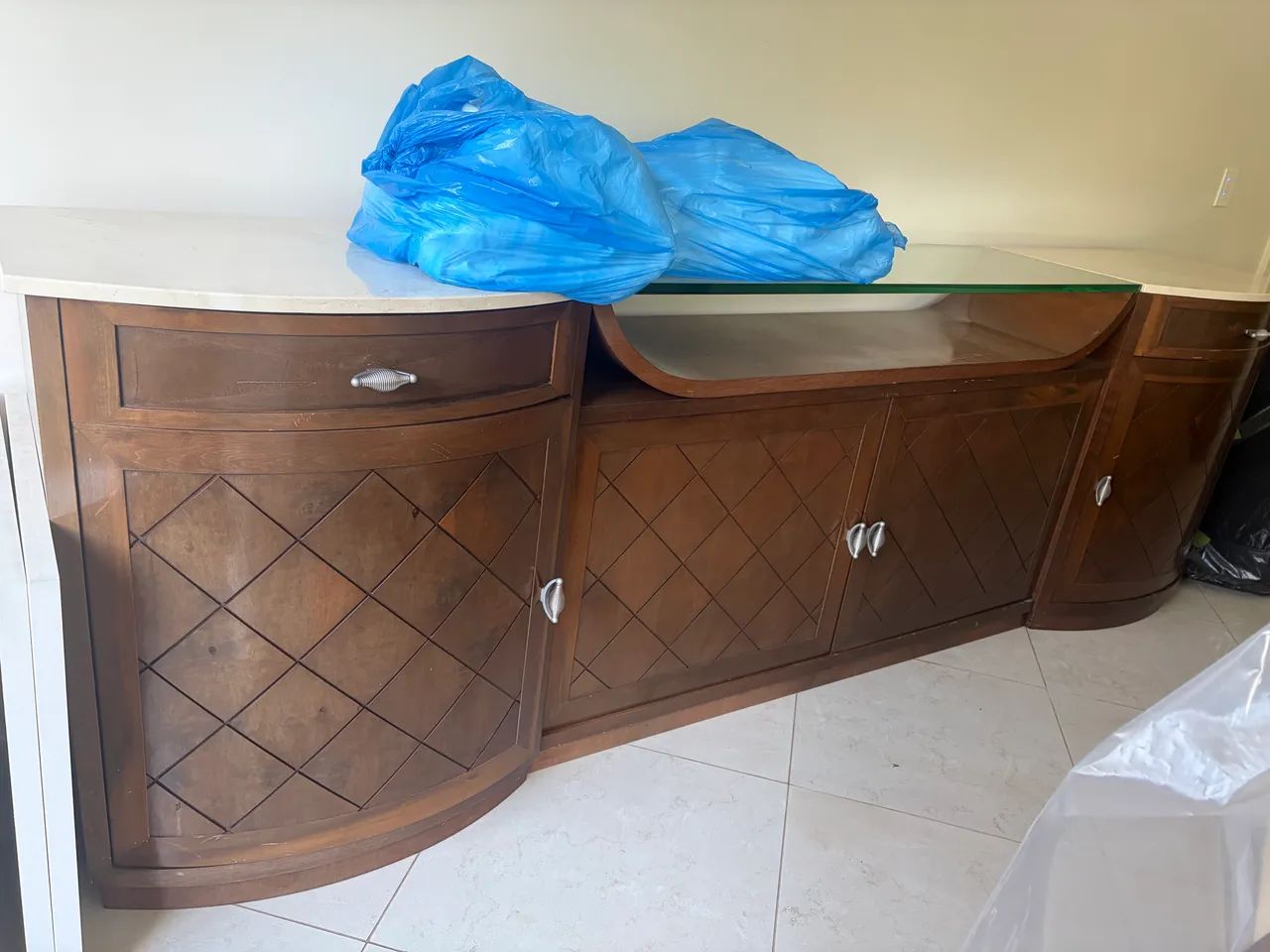 Buffet / Aparador com Tampo em Mármore e Prateleira de Vidro - Design Sofisticado - Foto 2