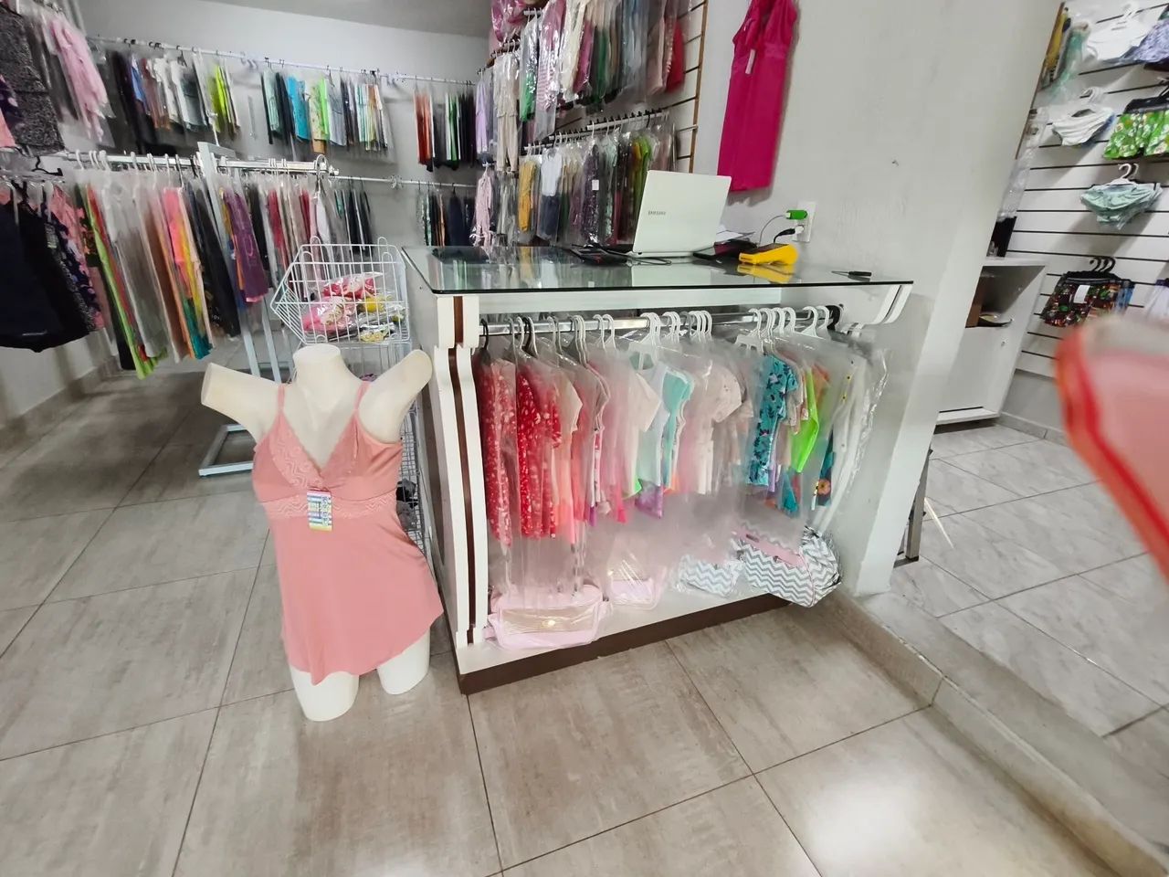 Vende se ou aceito troca Loja Moda e Moda íntima....Parcelamos em até 18x no cartão .
